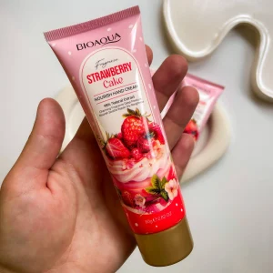 کرم دست کیک توت فرنگی بیواکوا