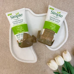 Alternative view of ژل شستشوی صورت مرطوب‌کننده سیمپل